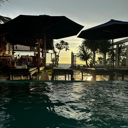 White Sand Villa - Beach Front Hikkaduwa Ngoại thất bức ảnh