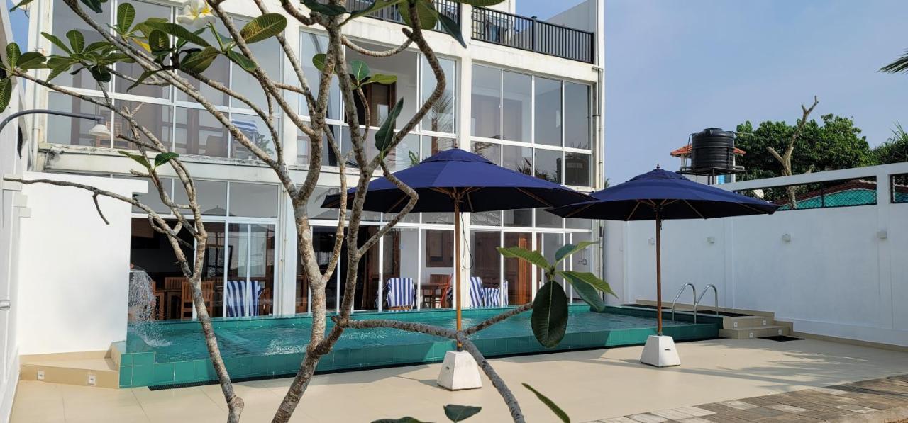 White Sand Villa - Beach Front Hikkaduwa Ngoại thất bức ảnh