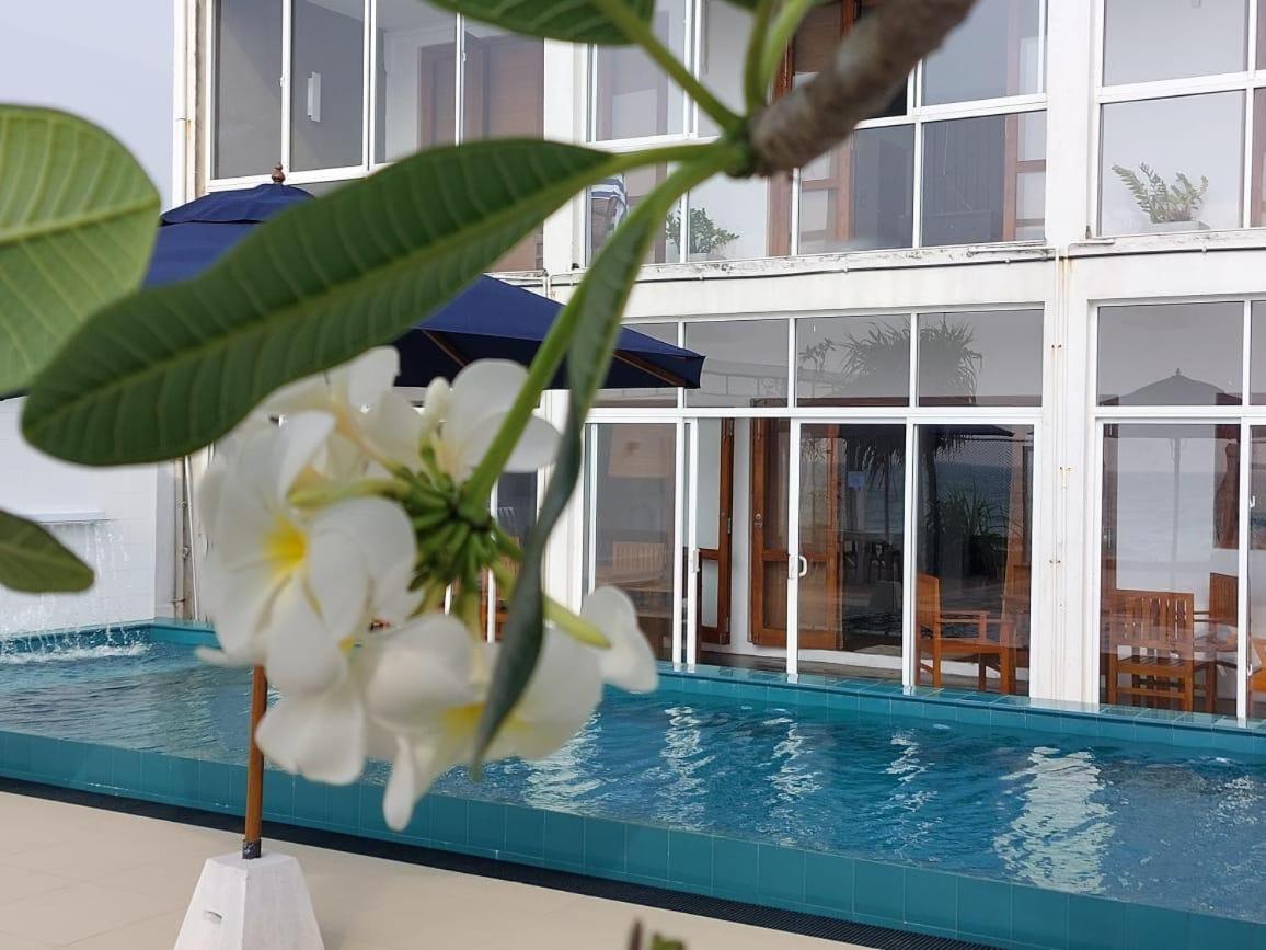 White Sand Villa - Beach Front Hikkaduwa Ngoại thất bức ảnh