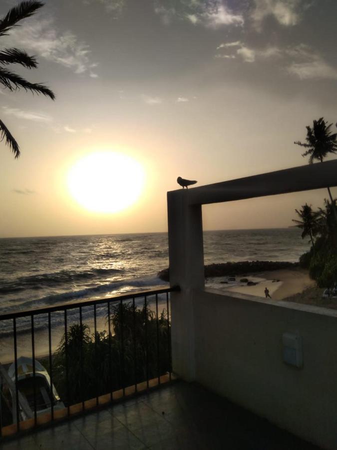 White Sand Villa - Beach Front Hikkaduwa Ngoại thất bức ảnh