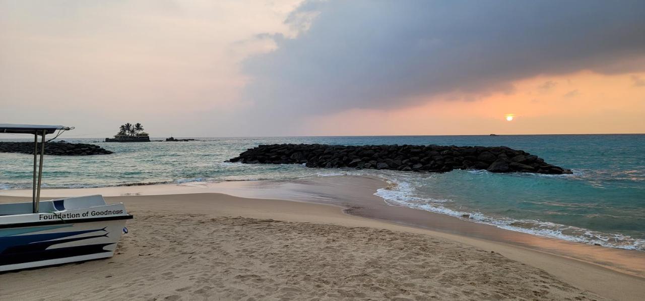 White Sand Villa - Beach Front Hikkaduwa Ngoại thất bức ảnh