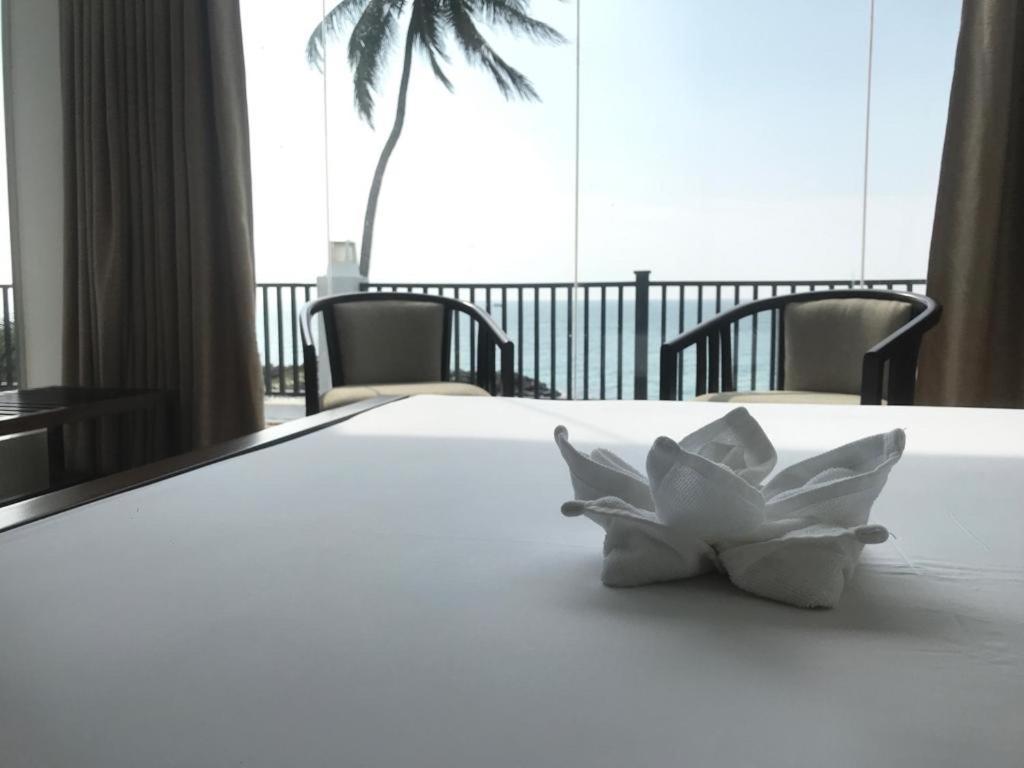 White Sand Villa - Beach Front Hikkaduwa Ngoại thất bức ảnh