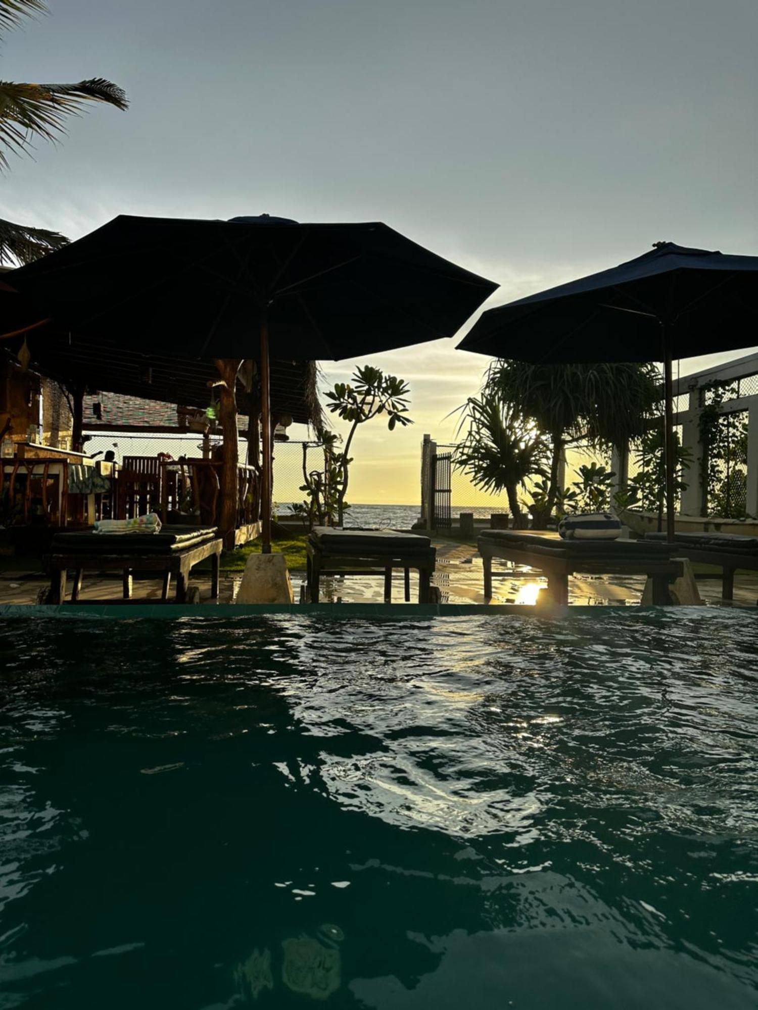 White Sand Villa - Beach Front Hikkaduwa Ngoại thất bức ảnh
