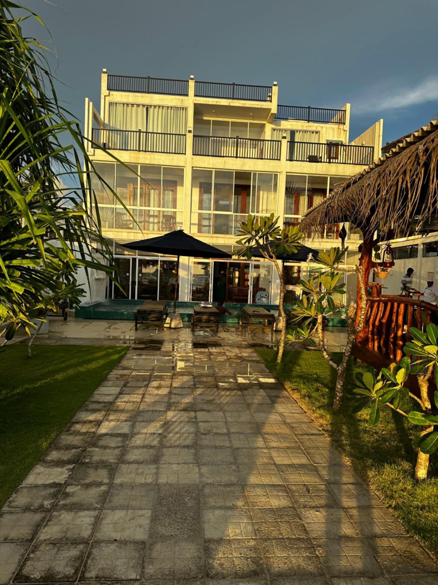 White Sand Villa - Beach Front Hikkaduwa Ngoại thất bức ảnh