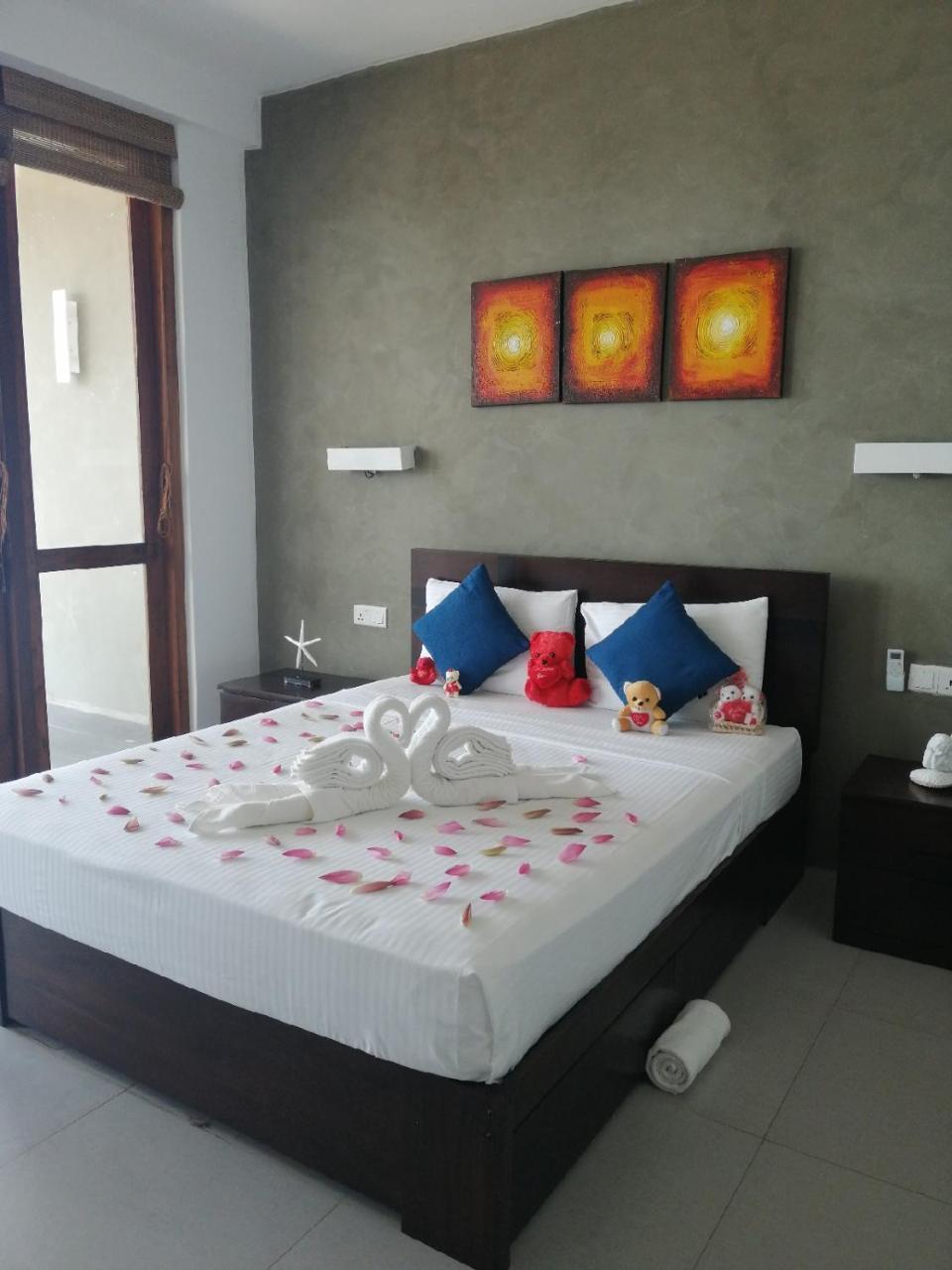 White Sand Villa - Beach Front Hikkaduwa Ngoại thất bức ảnh