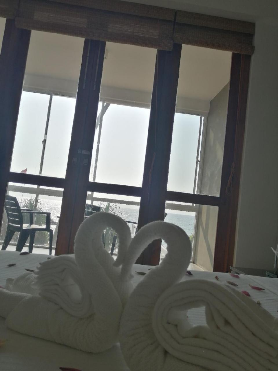 White Sand Villa - Beach Front Hikkaduwa Ngoại thất bức ảnh
