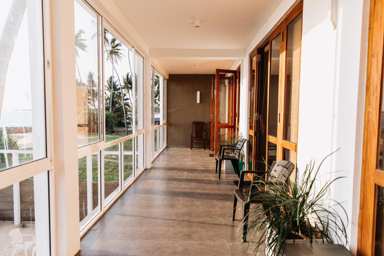 White Sand Villa - Beach Front Hikkaduwa Ngoại thất bức ảnh